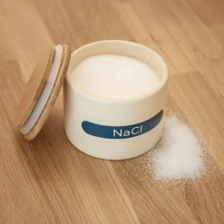 Vorratsbehälter Salz mit chemischer Formel